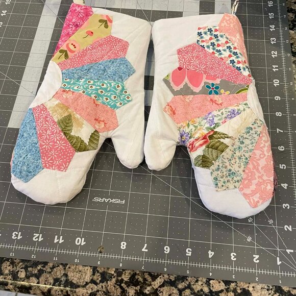 Homemade Dresden Plate Quilted Fully Lined Oven Mitts - Picture 3 of 9